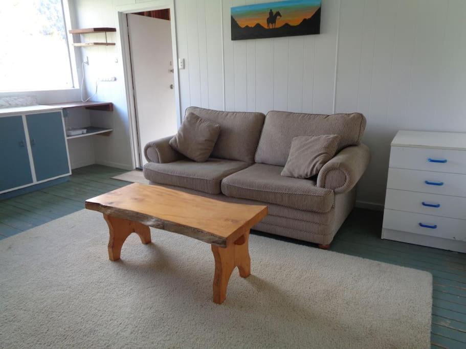 Rustic Woolshed Apartment Owen River ภายนอก รูปภาพ