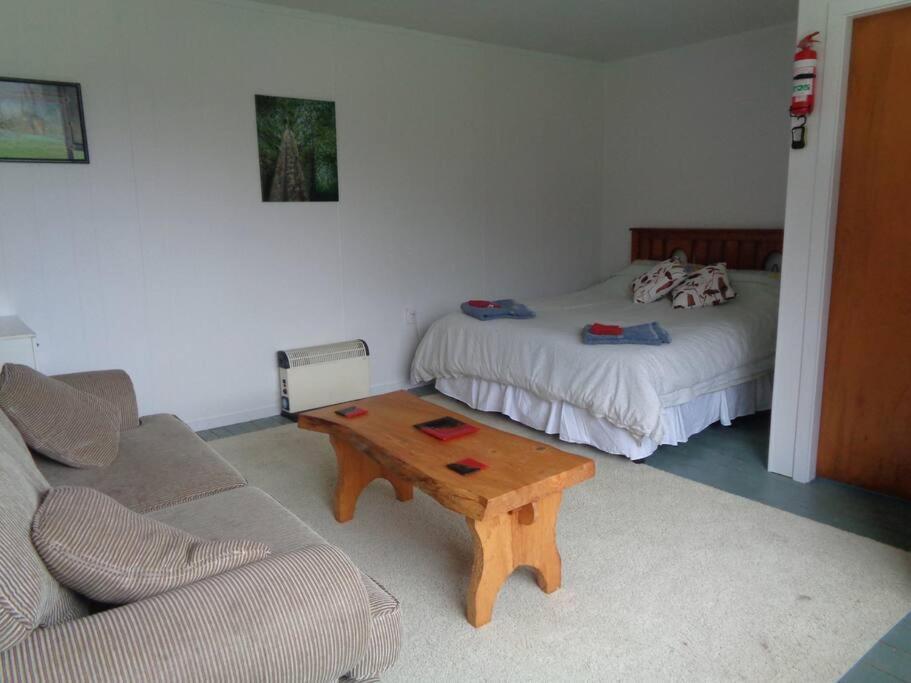 Rustic Woolshed Apartment Owen River ภายนอก รูปภาพ